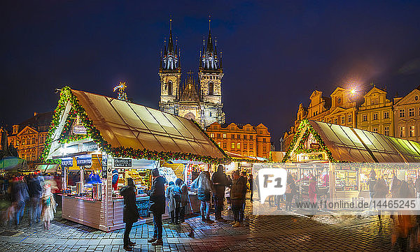 Tyn-Kirche und Weihnachtsmärkte  Staromestske namesti (Altstädter Ring)  Stare Mesto (Altstadt)  UNESCO-Weltkulturerbe  Prag  Tschechische Republik  Europa