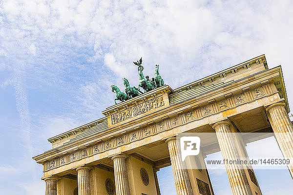 Tiefblick auf das Brandenburger Tor in Berlin  Deutschland