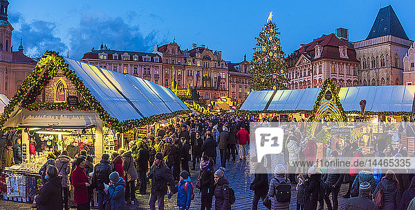Weihnachtsmarkt  Staromestske namesti (Altstädter Ring)  Stare Mesto (Altstadt)  UNESCO-Weltkulturerbe  Prag  Tschechische Republik  Europa