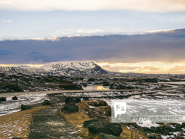 Landschaft im nördlichen Teil von Island am frühen Morgen in der Nähe von Krafla  Island  Polarregionen