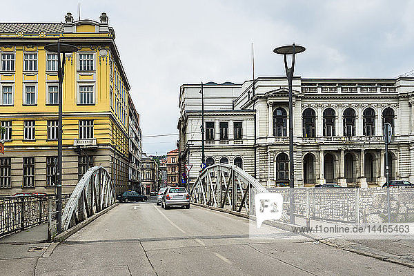 Brücke beim Nationaltheater in der Altstadt von Sarajevo  Bosnien und Herzegowina