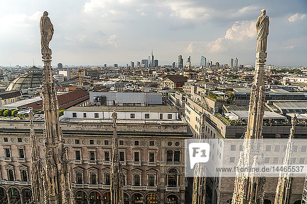 Italien  Mailand  Statuen am Mailänder Dom und Stadtbild