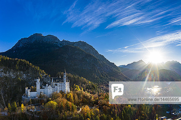 Deutschland  Bayern  Hohenschangau  Luftaufnahme von Schloss Neuschwanstein im Herbst