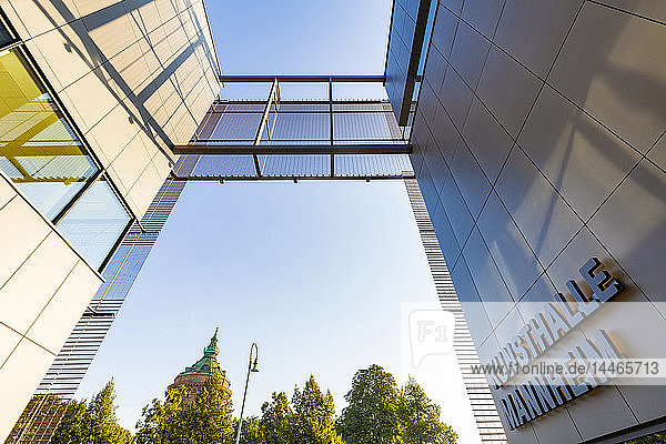 Deutschland  Mannheim  Teil der Fassade einer neu gebauten Kunstgalerie mit Wasserturm im Hintergrund