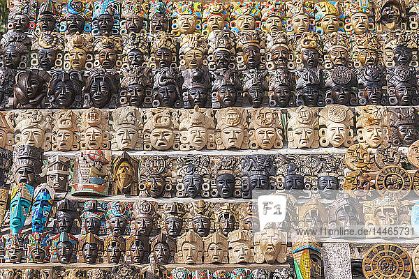 Mexiko  Yucatan  Chichen Itza  Verkaufsstand mit Holzmasken