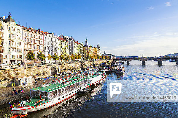 Tschechien  Prag  Häuserzeile am Flussufer