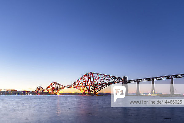 Großbritannien  Schottland  Edinburgh  Forth Bridge bei Sonnenuntergang