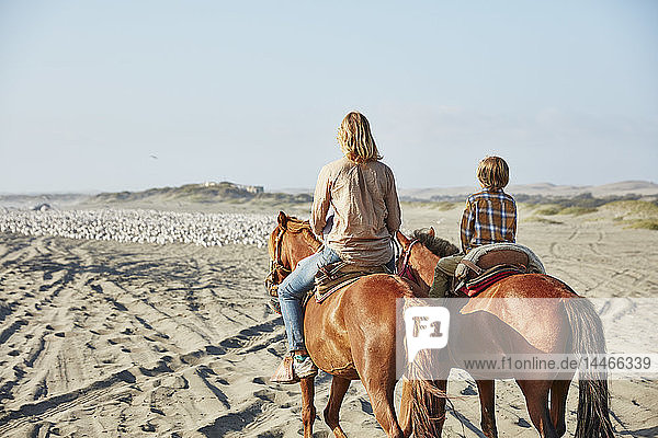 Chile  Vina del Mar  Mutter mit Sohn reitet Pferde am Strand