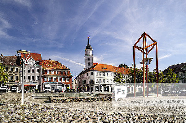 Deutschland  Sachsen  Bischofswerda  Marktplatz Altmarkt  Christuskirche und Skulptur 'Mediaturm