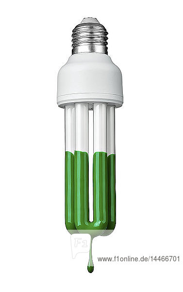 Nahaufnahme einer grün gefärbten Glühbirne auf weißem Hintergrund  Nachhaltigkeitskonzept
