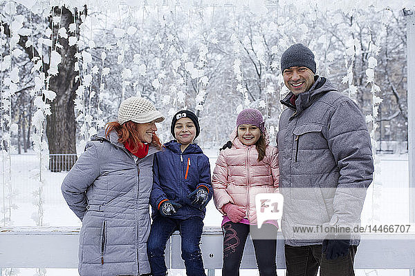 Familie mit zwei Kindern auf der Eisbahn  Porträt