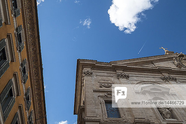 Italien  Rom  iazza San Bernardo Santa Maria della Vittoria  Fassade  Niedrigwinkelansicht