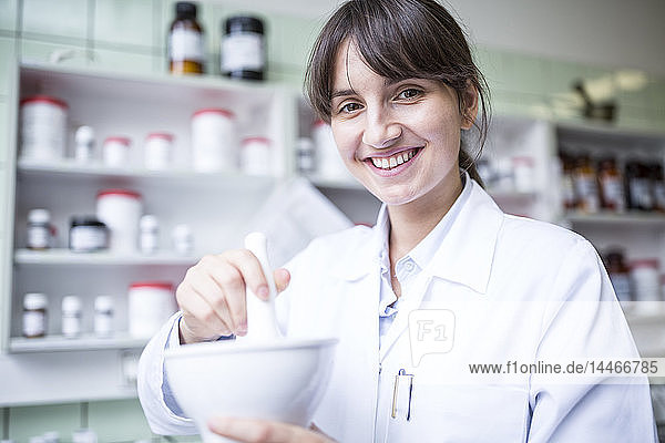 Porträt einer lächelnden Frau  die im Labor einer Apotheke arbeitet