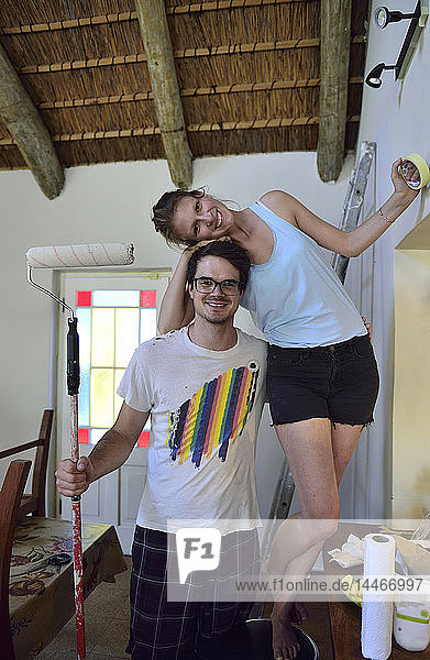 Porträt eines glücklichen jungen Paares  das sein Haus renoviert
