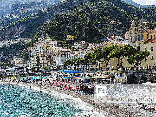 Italien  Amalfi  Blick auf die historische Altstadt mit Strand im Vordergrund