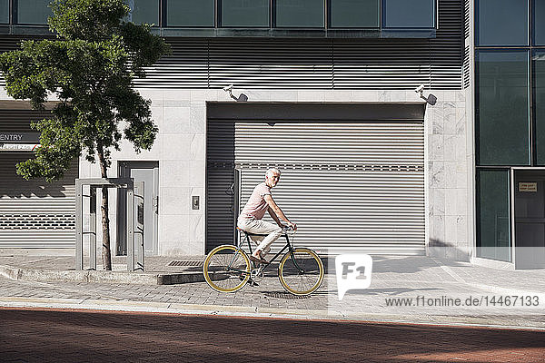 Älterer Mann fährt Fahrrad in der Stadt