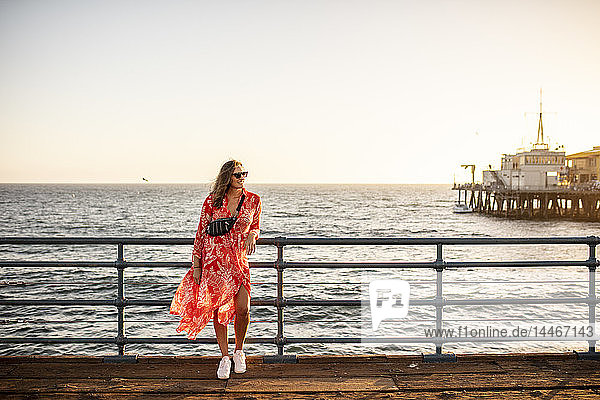 USA  Kalifornien  Santa Monica  lächelnde Frau auf dem Pier stehend