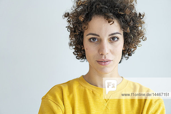 Porträt einer selbstbewussten Frau im gelben Pullover