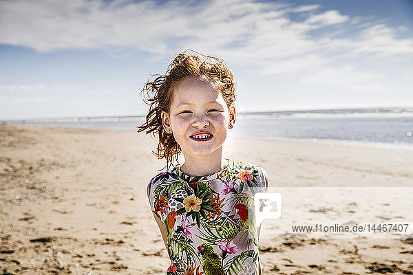 Niederlande  Zandvoort  Porträt eines rothaarigen Mädchens am Strand