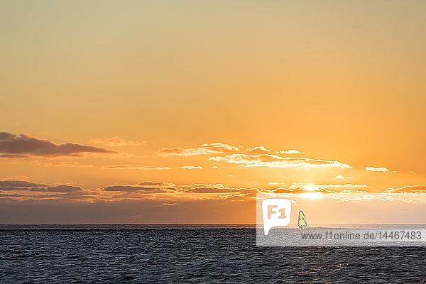 Mauritius  Le Morne  Indischer Ozean  Segelboarder bei Sonnenuntergang