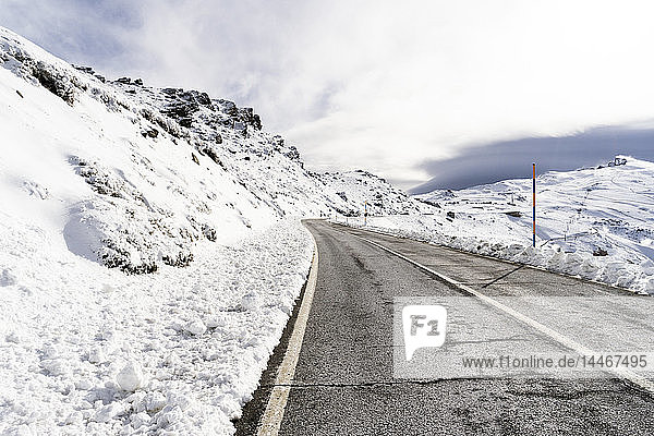 Spanien  Andalusien  Provinz Granada  Straße im Skigebiet der Sierra Nevada im Winter