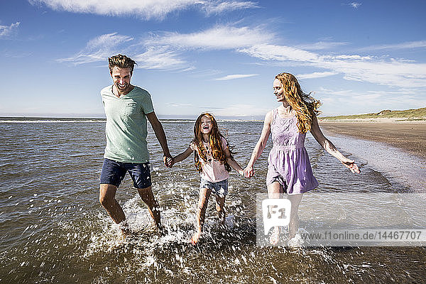 Niederlande  Zandvoort  glückliche Familie plätschert im Meer