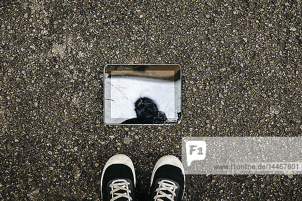Luftaufnahme einer zerbrochenen Tablette auf dem Boden