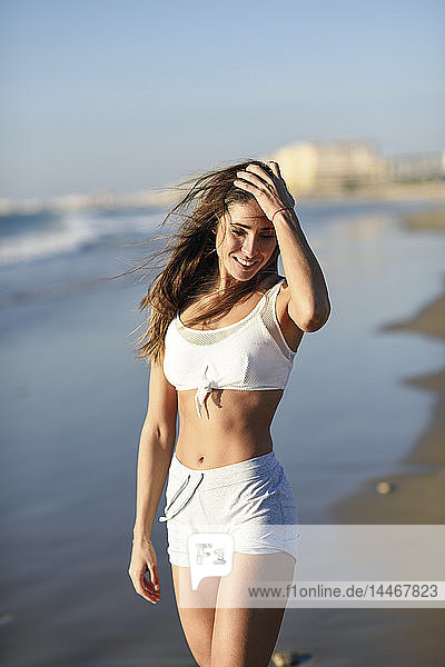 Porträt einer lächelnden schönen Frau am Strand