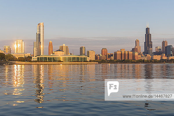 USA  Illinois  Chicago  Lake Michigan  Stadtbild im Morgenlicht