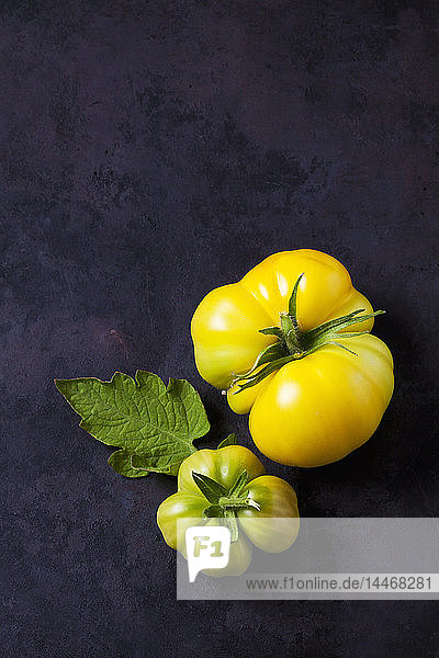 Zwei Azoychka-Tomaten auf dunklem Grund
