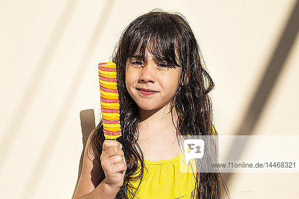 Porträt eines kleinen Mädchens mit Eis am Stiel