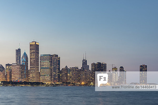 USA  Illinois  Chicago  Lake Michigan  Stadtbild zur blauen Stunde