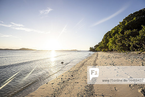Philippinen  Palawan  Linapacan  leerer Strand bei Sonnenuntergang