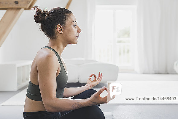 Sitzende Frau beim Üben von Yoga