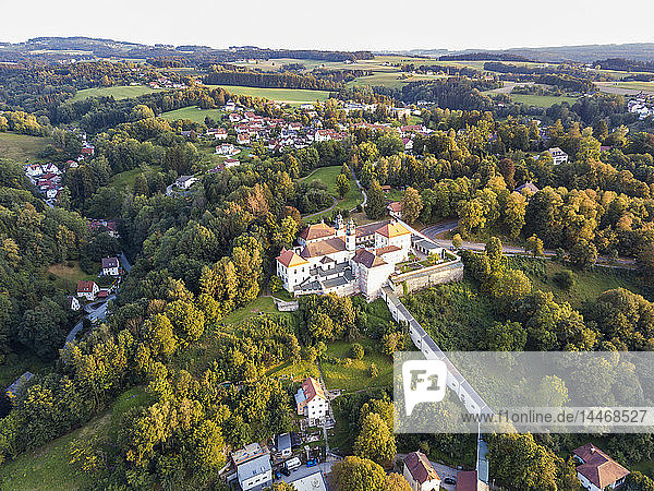 Deutschland Bayern Passau Dreiflüssestadt Luftaufnahme der Kirche Maria Hilf