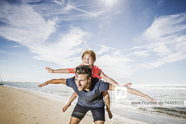 Niederlande  Zandvoort  Vater mit Tochter am Strand
