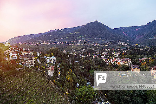 Italien  Südtirol  Meran  Stadtbild bei Sonnenuntergang