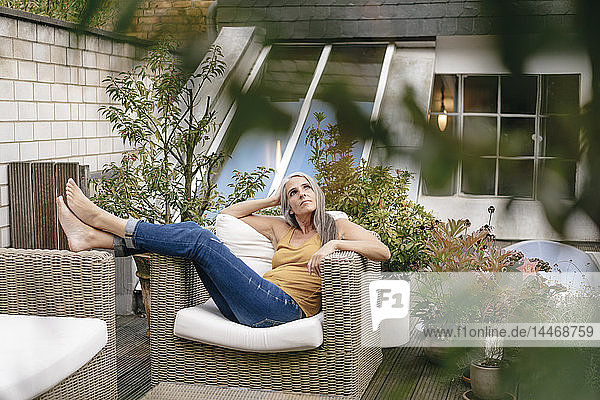 Frau entspannt sich auf der Terrasse