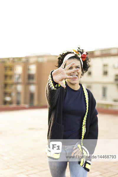 Porträt einer glücklichen jungen Frau  die sich in der Stadt amüsiert
