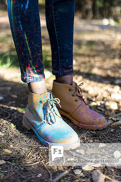 Schuhe einer in Puderfarbe gekleideten Person  die Holi feiert  Fest der Farben