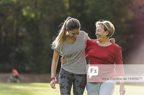 Enkelin und Großmutter amüsieren sich  joggen gemeinsam im Park