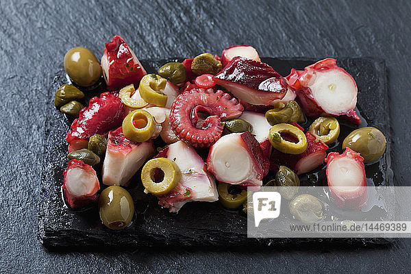 Oktopussalat auf schwarzer Schiefertafel