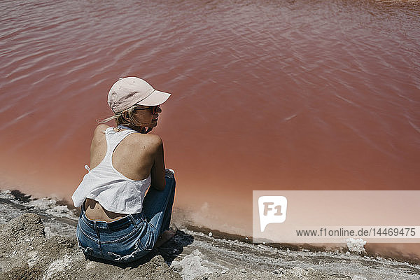 Namibia  Walvis Bay  Frau sitzt in Pink Lagoons