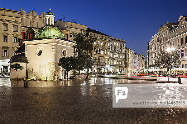 Polen  Krakau  Stadt bei Nacht  Hauptmarkt in der Altstadt mit der St.-Adalbert-Kirche und historischen Mietskasernen