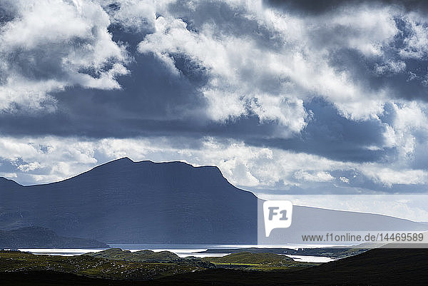 Vereinigtes Königreich  Schottland  Schottisches Hochland  Sutherland  Ullapool  leichte Stimmung und der Berg Cul Mor im Hintergrund