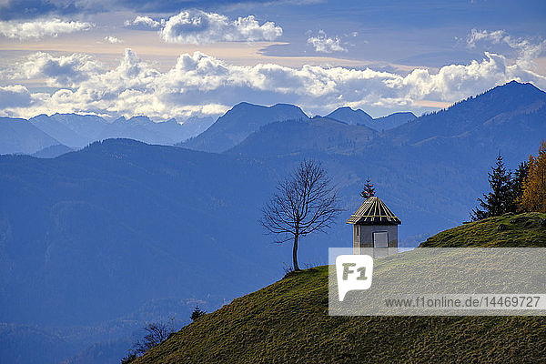 Deutschland  Bayern  Oberbayern  Chiemgau  Sachrangtal  Sachrang  Kapelle auf dem Gipfel der Karspitze