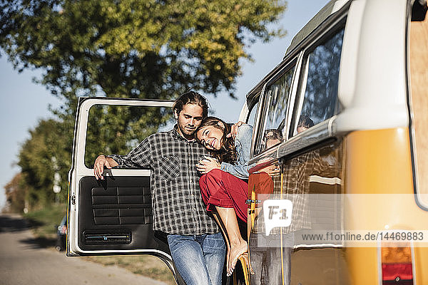 Zärtliches Ehepaar macht eine Autoreise in seinem Wohnwagen