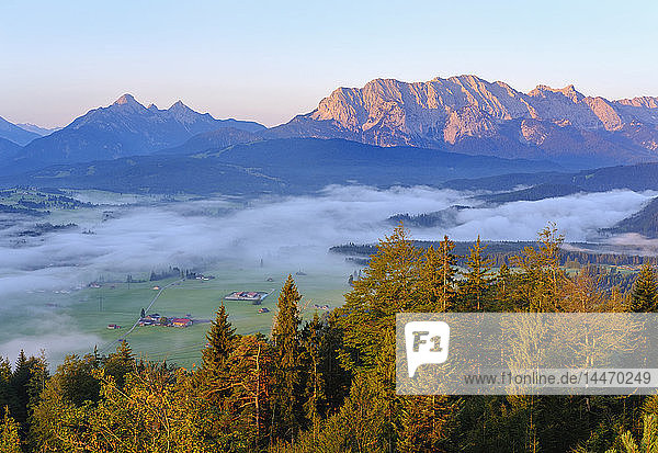 Deutschland  Oberbayern  Werdenfelser Land  Wettersteingebirge  Blick von Krepelschrofen bei Wallgau