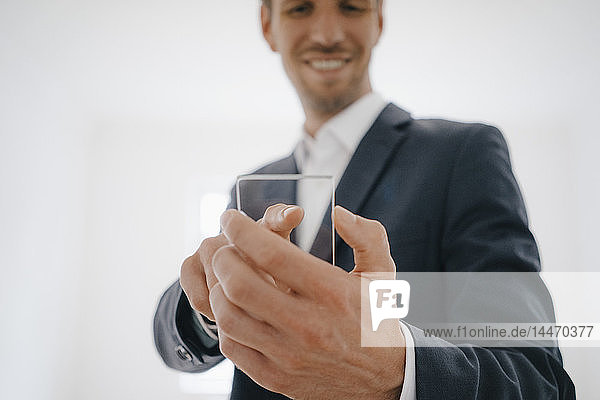 Geschäftsmann mit Glas-Touchscreen in einem neuen Heim