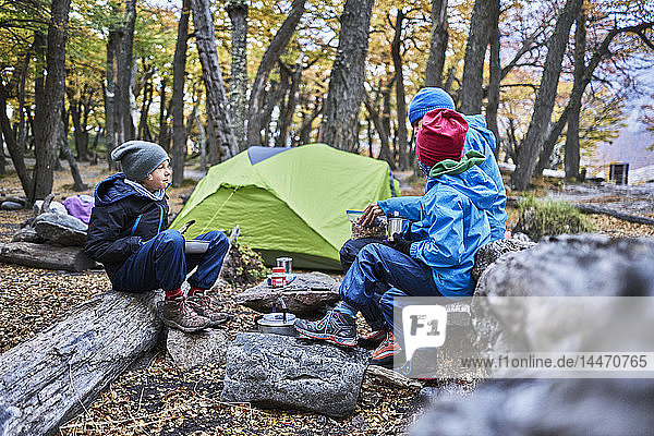 Argentinien  Patagonien  El Chalten  Frau mit zwei Söhnen auf Trekkingtour im Zelt im Nationalpark Los Glaciares
